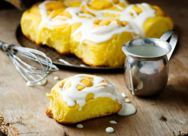 Rollo de canela con calabaza y glaseado —  Fotos de Stock