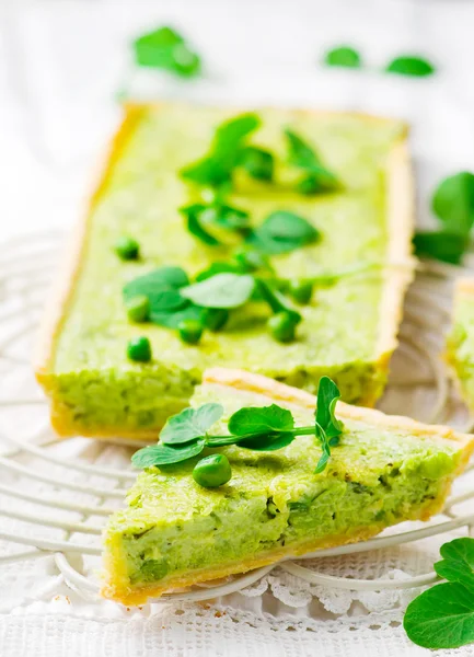 Vegetabiliska tårta med gröna ärtor — Stockfoto