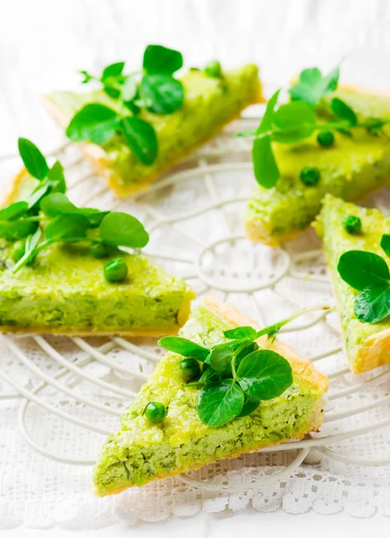 Vegetabiliska tårta med gröna ärtor — Stockfoto