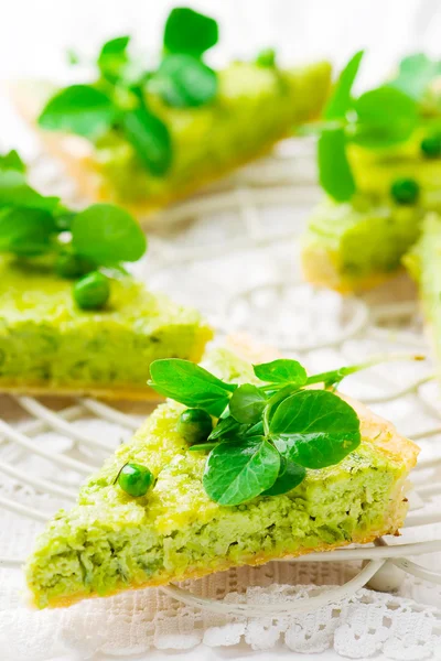 Vegetabiliska tårta med gröna ärtor — Stockfoto