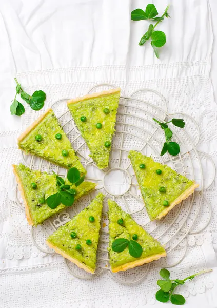 Vegetabiliska tårta med gröna ärtor — Stockfoto