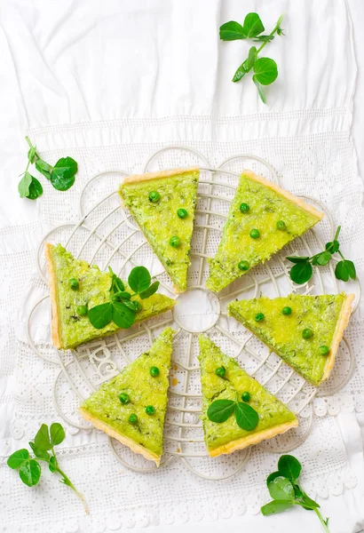 Vegetabiliska tårta med gröna ärtor — Stockfoto