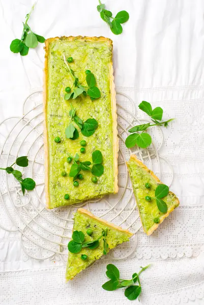 Vegetabiliska tårta med gröna ärtor — Stockfoto