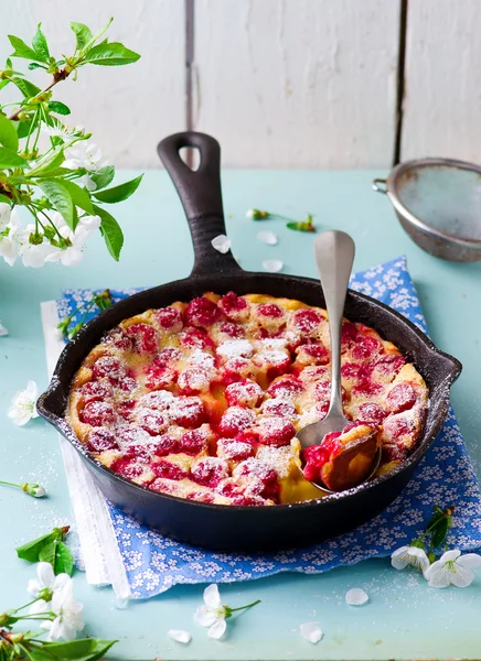 Clafoutis com cereja. estilo vintage . — Fotografia de Stock