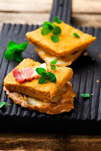 Dýňové pasta se slaninou na žitný chléb — Stock fotografie