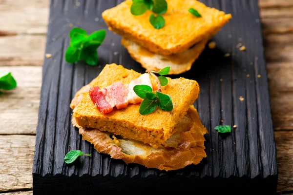 Dýňové pasta se slaninou na žitný chléb — Stock fotografie