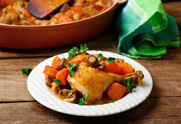 Frango cozido com abóbora e cogumelos . — Fotografia de Stock