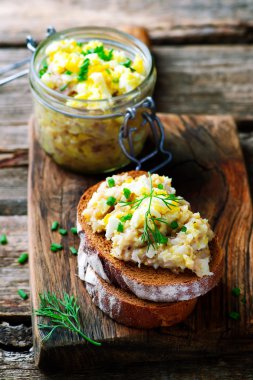 Forshmak gelen bir ringa balığı siyah ekmek üzerinde