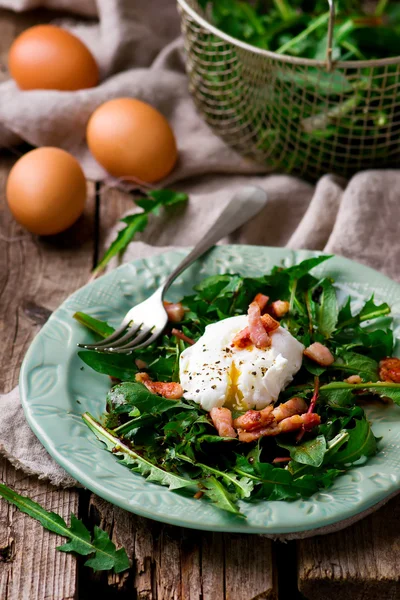 Ensalada de patata con diente de león —  Fotos de Stock