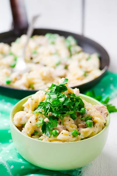 Pasta with green peas, tuna  and creamy sauce — Stock Photo, Image