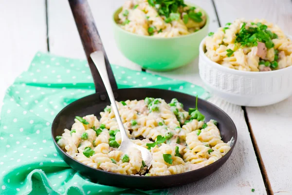 Pasta with green peas, tuna  and creamy sauce — Stock Photo, Image