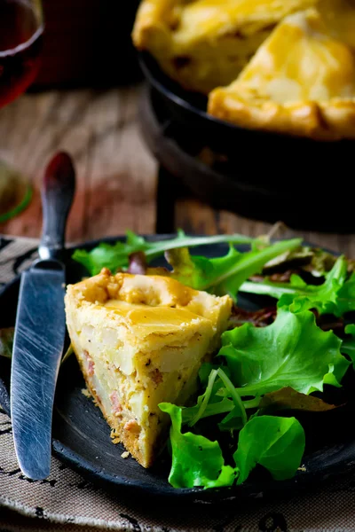 Frankreich Torte mit Kartoffeln und Speck — Stockfoto