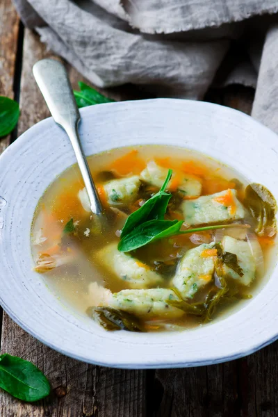 Soppa med ängssyra och fisk. Selektiv inriktning. — Stockfoto