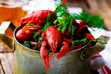 vintage bir metal dereotu ile haşlanmış kerevit pan