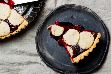 Bademli tart kiraz ile. 