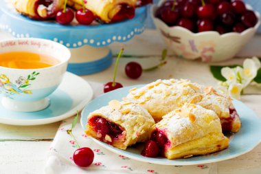 Puf böreği kiraz ile gelen Pies