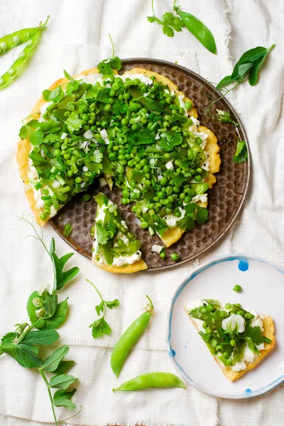 Gemüsetorte mit grünen Erbsen — Stockfoto