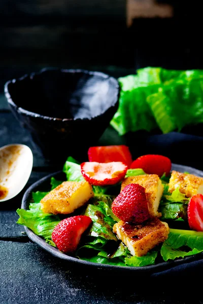 Green salad with strawberry and fried cheese — Stock Photo, Image
