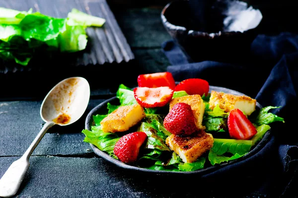 Salada verde com morango e queijo frito — Fotografia de Stock