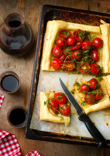 Tarta con tomates cherry y hierbas — Foto de Stock