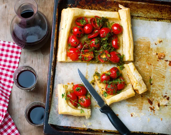 Koláč s cherry rajčaty a bylinkami — Stock fotografie