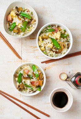 mantar ve bezelye ile kızarmış pilav