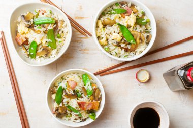 mantar ve bezelye ile kızarmış pilav