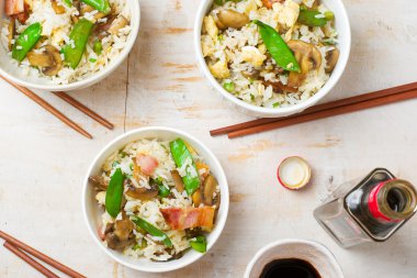 mantar ve bezelye ile kızarmış pilav