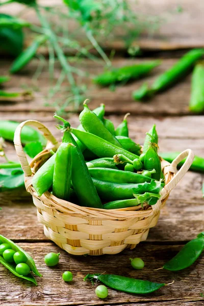 Frische, grüne Bio-Erbsen — Stockfoto