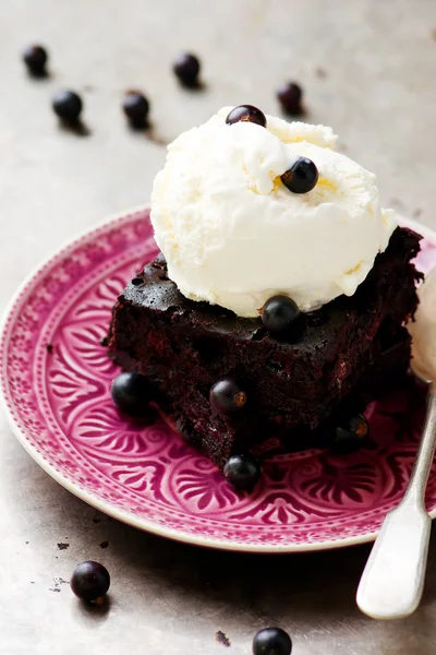 Dondurma ve blackberry ile çikolatalı kek. — Stok fotoğraf