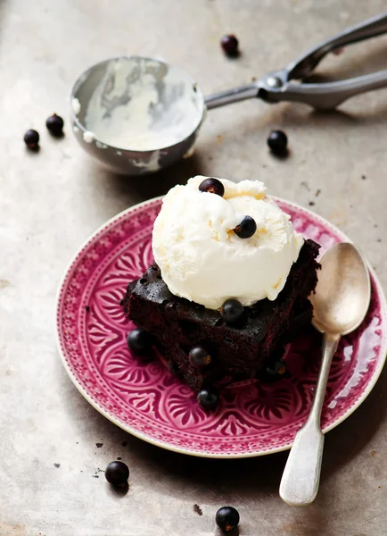 アイスクリームとブラックベリーとチョコレートのブラウニー. — ストック写真
