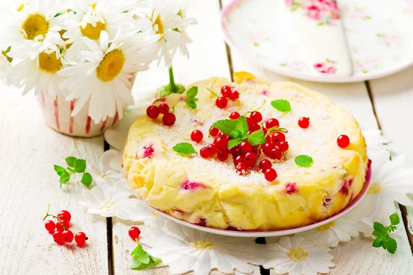 Pastel de grosella roja de queso cotage — Foto de Stock