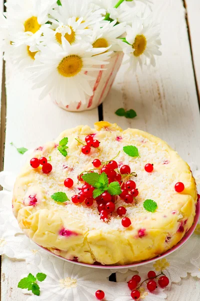 Cottage cheese red currant pie — Stock Photo, Image