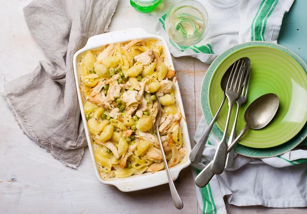 Hornear pasta de pollo y guisante — Foto de Stock