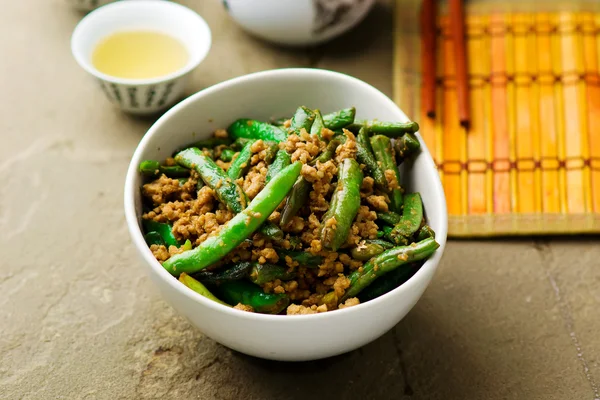 Haricots verts frits sur chinois — Photo