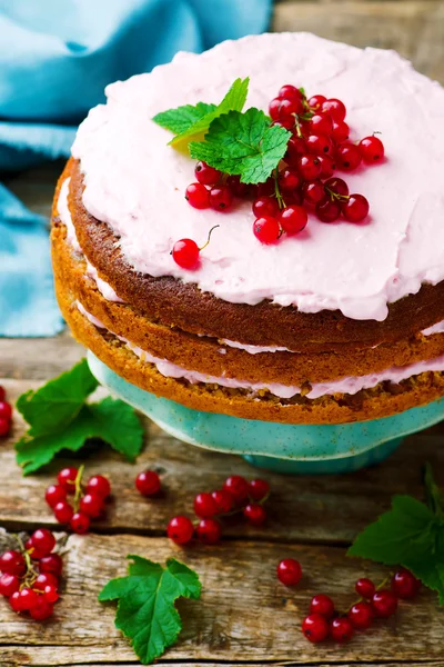 Oat cake with red currant. — Stock Photo, Image