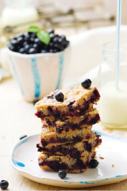 Yaban mersini kek ve süt şişesi .