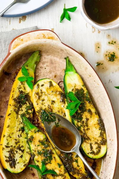 Ugnsbakad zucchini med mynta sås — Stockfoto