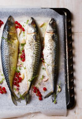 uskumru - Frenk üzümü bir ızgara