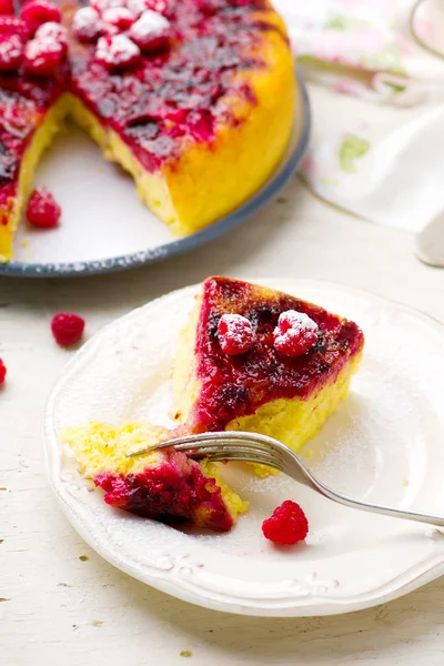 Kopfüber Himbeerkuchen — Stockfoto