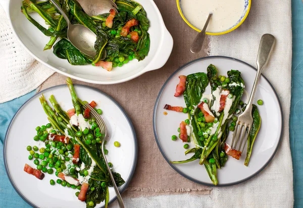 Ensalada al horno, guisantes verdes, tocino y mayonesa —  Fotos de Stock