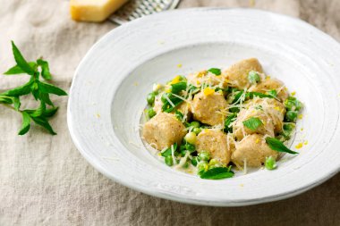 karabuğday nudi yeşil bezelye ve parmesan ile