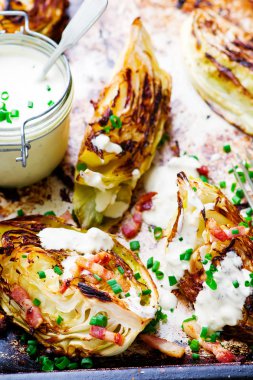 Peynir soslu ızgara lahana.