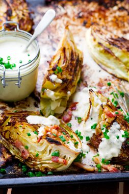 Peynir soslu ızgara lahana.