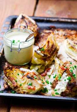 Peynir soslu ızgara lahana.