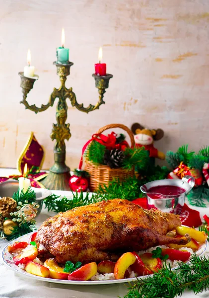 Die weihnachtlich gebackene Ente mit Äpfeln — Stockfoto