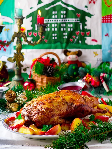 Die weihnachtlich gebackene Ente mit Äpfeln — Stockfoto