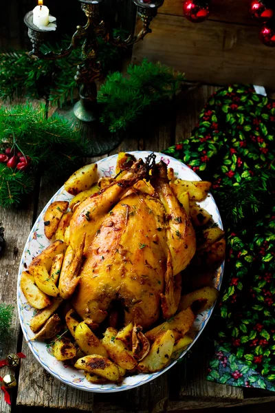 Das weihnachtlich gebackene Hühnchen mit Kartoffeln — Stockfoto