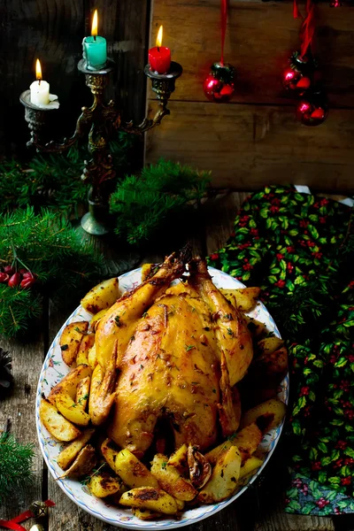 De kerst gebakken kip met aardappel — Stockfoto