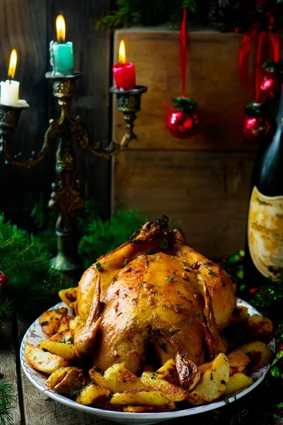 O frango cozido no forno de Natal com batata — Fotografia de Stock